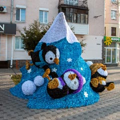 Новорічна об'ємна декорація «Пінгвіни-бешкетники» прикрашає площу перед магазином ROSHEN, Полтава
