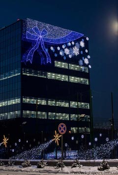 Новорічна ілюмінація офісу «Епіцентр» – світлове оформлення фасаду будівлі, прикрашання дерев вуличними світлодіодними гірляндами, м.Київ