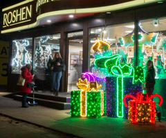 Новорічна ілюмінація магазину ROSHEN на Оболоні, м.Київ