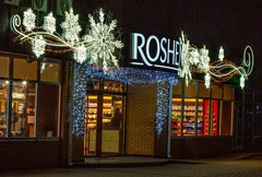 Новорічна ілюмінація на фасаді магазину ROSHEN, Умань