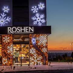 Святкова магія ілюмінації на фасаді магазину ROSHEN, м.Рівне