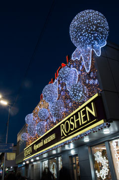 Новорічна ілюмінація магазина ROSHEN на метро Лівобережна, м.Київ
