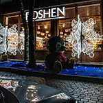 3D декорація «Пінгвіни на ковзанах» біля магазину ROSHEN, Івано-Франківськ, Україна 2023