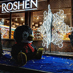 3D фігура «Пінгвін» і Сніжинка біля магазину ROSHEN, Івано-Франківськ, Україна 2023