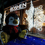 Об'ємна фігура «Пінгвін» і Сніжинка біля магазину ROSHEN, Івано-Франківськ, Україна 2023
