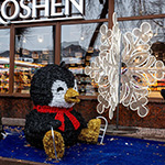 «Пінгвін» і Сніжинка біля магазину ROSHEN, Івано-Франківськ, Україна 2023