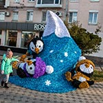 Об'ємна декорація перед магазином ROSHEN, Полтава, Україна 2023