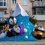 Об'ємна декорація перед магазином ROSHEN, Полтава, Україна 2023