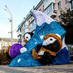 3D декорація «Пінгвіни на гірці» біля магазину ROSHEN, Полтава, Україна 2023