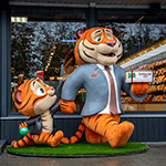 3D фігури Тата-Тигра і Сина-Тигреняти в оформленні площі перед вітриною магазину Рошен, Тернопіль, Україна, 2024