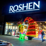 Олень, що творить свято - новорічна світлова декорація біля магазину ROSHEN, Київ, Україна 2024