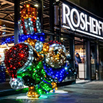 3D новорічна декорація прикрашає магазин ROSHEN, Буча, Україна 2023 3D новорічна декорація прикрашає магазин ROSHEN, Буча, Україна 2023