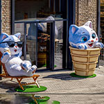 «Котики біля фонтану» — літня 3D-композиція біля магазину ROSHEN, Деміївка, Київ, 2026