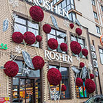 Вишні – оформлення фасаду будівлі магазину ROSHEN, Луцьк, Україна 2024