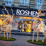 Різдвяні Олені вдень на тротуарі перед магазином ROSHEN, Львів, Україна 2024