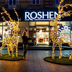 Селфі з Оленями – святкове оформлення магазину ROSHEN, Львів, Україна 2024
