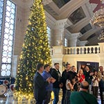 Прикрашена гірляндами Новорічна ялинка в декораціях знімального майданчику фільму «Потяг у 31 грудня», Україна, 2024