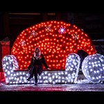 Фотозона - Об'ємний світловий мотив з вуличних гірлянд і мішури. Новорічна ілюмінація у містечку Ведмедика Бро, Бровари, Україна 2022 Фотозона - Об'ємний світловий мотив з вуличних гірлянд і мішури. Новорічна ілюмінація у містечку Ведмедика Бро, Бровари, Україна 2022