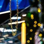 Підвісне кільце з гірлянди з мініатюрними світлодіодами (гірлянда-«роса») під стелею - святкова ілюмінація в прикрасі інтер'єру ТЦ «ЕПІЦЕНТР», Київ, Україна 2024