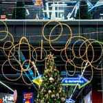 Витончені підвісні кільця з гірлянд з мініатюрними світлодіодами (гірлянда-«роса») над ялинкою - новорічна ілюмінація в прикрасі інтер'єру ТЦ «ЕПІЦЕНТР», Київ, Україна 2024