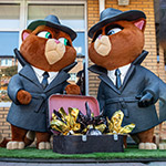 Шпигуни Коти на таємній зустрічі. Об&rsquo;ємні фігури на тротуарі біля магазину Рошен, Умань, Україна, 2024