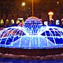 Новорічна ілюмінація на площі міста Черкаси - вуличні світильники прикрашені електричними гірляндами, світлові фонтани - світловим шнуром Новорічна ілюмінація на площі міста Черкаси - вуличні світильники прикрашені електричними гірляндами, світлові фонтани - світловим шнуром