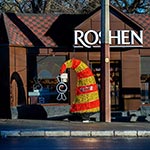 Новорічна ялинка прикрашає вхід в магазин ROSHEN, Нивки, Київ, Україна 2023