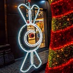 Цукерка із світлового LED-шнура у прикрашанні входу до магазину ROSHEN, Нивки, Київ, Україна 2023 Цукерка із світлового LED-шнура у прикрашанні входу до магазину ROSHEN, Нивки, Київ, Україна 2023