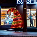 Новорічна ялинка прикрашає вхід в магазин ROSHEN, Нивки, Київ, Україна 2023 Новорічна ялинка прикрашає вхід в магазин ROSHEN, Нивки, Київ, Україна 2023