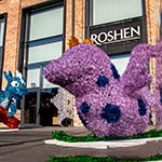 Дракони на варті магазину, ROSHEN, Деміївка, Київ, Україна 2023