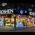 Новорічна світлова декорація на фасаді магазину ROSHEN, Київ, Україна 2025 Новорічна світлова декорація на фасаді магазину ROSHEN, Київ, Україна 2025