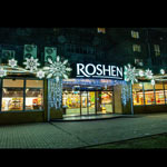 Новорічна декорація фасаду магазину ROSHEN, Умань, Україна 2024