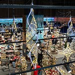 Ексклюзивні люстри зі світлового шнура та гірлянд в оформленні магазину. Епіцентр, Київ, Україна 2023