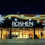 Новорічна ілюмінація на фасаді магазину, ROSHEN, Бориспіль, Україна 2024