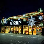Святкова декорація на фасаді магазину, ROSHEN, Бориспіль, Україна 2024
