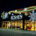 Сніжинки і завірюха. Новорічна ілюмінація на фасаді магазину, ROSHEN, Бориспіль, Україна 2024 Сніжинки і завірюха. Новорічна ілюмінація на фасаді магазину, ROSHEN, Бориспіль, Україна 2024
