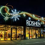 Сніжинки і завірюха. Новорічна ілюмінація на фасаді магазину, ROSHEN, Бориспіль, Україна 2024 Сніжинки і завірюха. Новорічна ілюмінація на фасаді магазину, ROSHEN, Бориспіль, Україна 2024