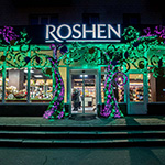 Святкова декорація на фасаді магазину, ROSHEN, Полтава, Україна 2023