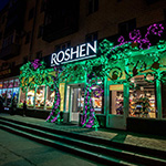 Святкова ілюмінація на фасаді магазину, ROSHEN, Полтава, Україна 2023
