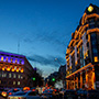 Празднично украшенный отель «INTERCONTINENTAL KYIV» и здание Полиции Украины, подсвеченное в цвета флага страны, Украина Празднично украшенный отель «INTERCONTINENTAL KYIV» и здание Полиции Украины, подсвеченное в цвета флага страны, Украина