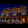 уличные гирлянды и фасадная подсветка «рисуют» здание в темноте. Отель «INTERCONTINENTAL KYIV», Украина уличные гирлянды и фасадная подсветка «рисуют» здание в темноте. Отель «INTERCONTINENTAL KYIV», Украина