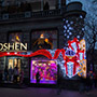 Новогодние украшение фасада здания магазина ROSHEN. Так видят иллюминацию с Крещатика, Киев. Новогодние украшение фасада здания магазина ROSHEN. Так видят иллюминацию с Крещатика, Киев.