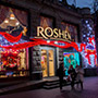 Светодиодные конструкции новогодней иллюминации здания магазина ROSHEN на Крещатике, Киев. Справа – Бессарабский рынок Светодиодные конструкции новогодней иллюминации здания магазина ROSHEN на Крещатике, Киев. Справа – Бессарабский рынок