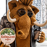 «Мамонт із характером» — 3D декоративна фігура в інтер'єрі магазину ROSHEN, Гатне, передмістя Києва, 2026 «Мамонт із характером» — 3D декоративна фігура в інтер'єрі магазину ROSHEN, Гатне, передмістя Києва, 2026