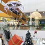 Украшения интерьера - спускающиеся на парашютах Санта Клаус и подарки. Торгово-развлекательный центр «Аэромолл», г.Борисполь Украшения интерьера - спускающиеся на парашютах Санта Клаус и подарки. Торгово-развлекательный центр «Аэромолл», г.Борисполь