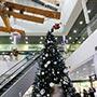 Украшения интерьера - спускающиеся на парашютах Санта Клаус и подарки на фоне макета самолёта «Илья Муромец». Торгово-развлекательный центр «Аэромолл», г.Борисполь Украшения интерьера - спускающиеся на парашютах Санта Клаус и подарки на фоне макета самолёта «Илья Муромец». Торгово-развлекательный центр «Аэромолл», г.Борисполь