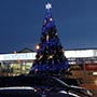 Новогодняя ель на площади перед торгово-развлекательным центром «Аэромолл», г.Борисполь Новогодняя ель на площади перед торгово-развлекательным центром «Аэромолл», г.Борисполь