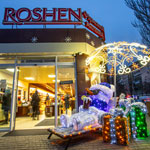 Прикраса 3D-фігурою входу до магазину ROSHEN, Одеса, Україна 2024 Прикраса 3D-фігурою входу до магазину ROSHEN, Одеса, Україна 2024
