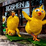 Яскраві фігури Курчат біля магазину ROSHEN, Івано-Франківськ, Україна