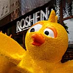 Фігура «Танцююча Ціпа» біля магазину ROSHEN, Івано-Франківськ, Україна